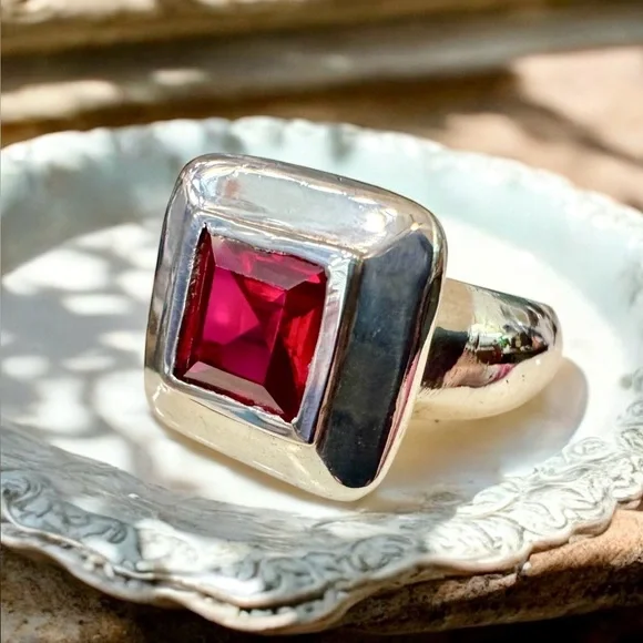 Vintage Signed Ruby Sterling Silver Ring (6.5/9g) - Picture 3 of 15
